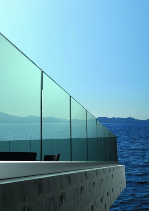 Цілісноскляна огорожа