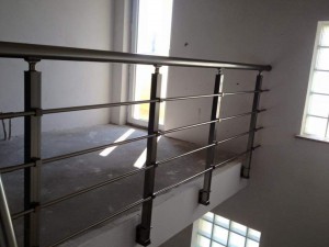 Поручні АЛЮМІНІЄВІ НА СХОДІ КРУГЛИЙ ПРОФІЛЬ КОЛІР ШАМПАНЬ З ПРУТИКАМИ