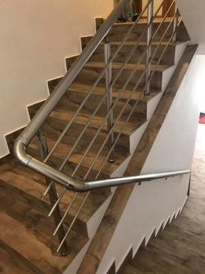 Поручні АЛЮМІНІЄВІ НА СХОДІ КРУГЛИЙ ПРОФІЛЬ КОЛІР ШАМПАНЬ З ПРУТИКАМИ