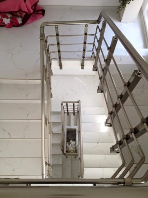 Поручні АЛЮМІНІЄВІ НА СХОДІ КРУГЛИЙ ПРОФІЛЬ КОЛІР ШАМПАНЬ З ПРУТИКАМИ