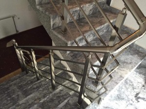 Поручні АЛЮМІНІЄВІ НА СХОДІ КРУГЛИЙ ПРОФІЛЬ КОЛІР ШАМПАНЬ З ПРУТИКАМИ