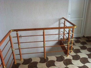 ПЕРИЛА АЛЮМИНИЕВЫЕ НА ЛЕСТНИЦУ КРУГЛЫЙ ПРОФИЛЬ ЦВЕТ ''ПОД ДЕРЕВО'' С ПРУТИКАМИ