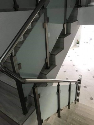 ПЕРИЛА АЛЮМИНИЕВЫЕ НА ЛЕСТНИЦУ КРУГЛЫЙ ПРОФИЛЬ ЦВЕТ ШАМПАНЬ СО СТЕКЛОМ