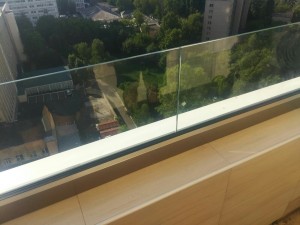 Цілісноскляне огородження на притискному профілі. Скло гартоване 10мм. Без поручня.