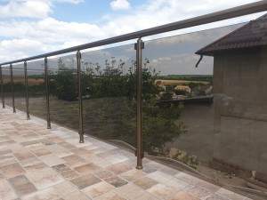 Перила алюминиевые на балкон с круглым профилем цвет бронза заполнение стекло