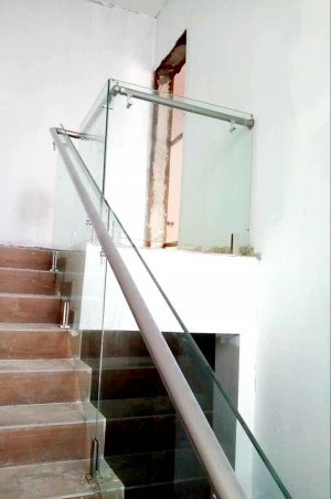 ЦЕЛЬНОСТЕКЛЯННОЕ ОГРАЖДЕНИЕ. СТЕКЛО КАЛЕНОЕ 10ММ. С КРУГЛЫМ ПОРУЧНЕМ