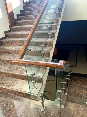 ЦЕЛЬНОСТЕКЛЯННОЕ ОГРАЖДЕНИЕ. СТЕКЛО КАЛЕНОЕ С  ПОРУЧНЕМ В ЦВЕТЕ ''ПОД ДЕРЕВО''