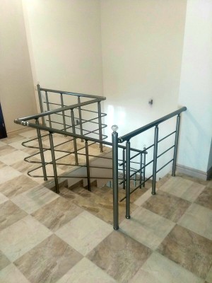 ПЕРИЛА АЛЮМІНІЄВІ НА БАЛКОН КРУГЛИЙ ПРОФІЛЬ КОЛІР ШАМПАНЬ З ПРУТИКАМИ