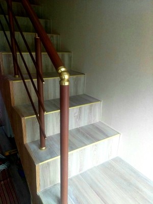 ПЕРИЛА АЛЮМИНИЕВЫЕ НА ЛЕСТНИЦУ КРУГЛЫЙ ПРОФИЛЬ ЦВЕТ ''ПОД ДЕЕРВО'' С ПРУТИКАМИ