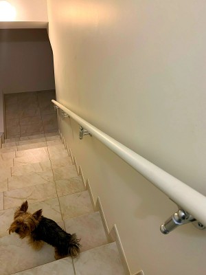 ПОРУЧЕНЬ НА СТІНУ З ДЕРЕВА НА АЛЮМІНІЄВИХ КРОНШТЕЙНАХ