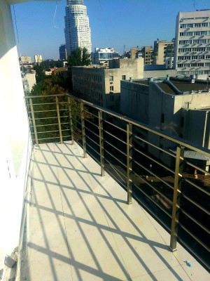 Алюмінієві перила на балкон квадратний профіль колір шампань із прутиками