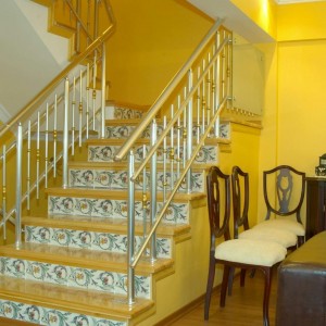 АЛЮМІНІЄВІ ПЕРИЛА НА СХОДИ КРУГЛИЙ ПРОФІЛЬ КОЛІР СРІБЛО З ВЕРТИКАЛЬНИМИ ПРУТИКАМИ