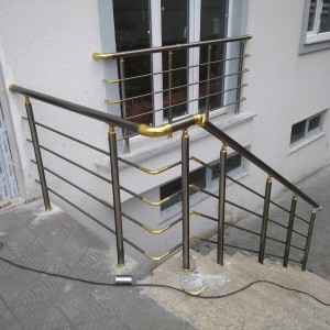 Алюмінієві перила на ганок круглий профіль колір бронза з прутиками