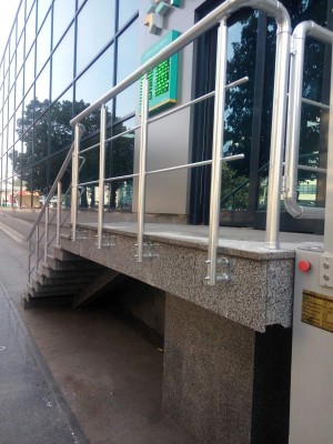 Алюминиевые перила на крыльцо круглый профиль цвет серебро с прутиками