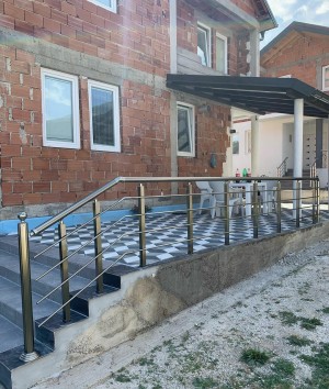 Алюмінієві перила на ганок круглий профіль колір шампань із прутиками