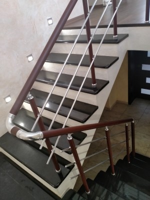 ПЕРИЛА АЛЮМИНИЕВЫЕ НА ЛЕСТНИЦУ КРУГЛЫЙ ПРОФИЛЬ ЦВЕТ ''ПОД ДЕРЕВО'' С ПРУТИКАМИ