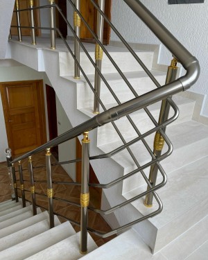 Поручні АЛЮМІНІЄВІ НА СХОДІ КРУГЛИЙ ПРОФІЛЬ КОЛІР ШАМПАНЬ З ПРУТИКАМИ