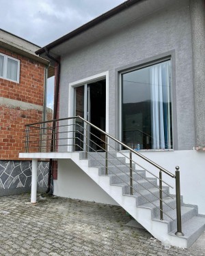 Алюминиевые перила на крыльцо круглый профиль цвет шампань с прутиками