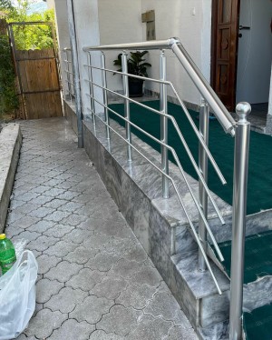 ЦІЛЬНОСКЛЯНА ОГОРОДА НА СХОДУ З КРІПЛЕННЯМ У СТІЙКУ . СКЛО КАЛЕНЕ 10ММ. ПОРУЧЕНЬ АЛЮМІНІВИЙ КРУГЛИЙ КОЛІР ШАМПАНЬ.