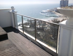 Поручні для балкона з алюмінію квадратний профіль колір шампань заповнення скло