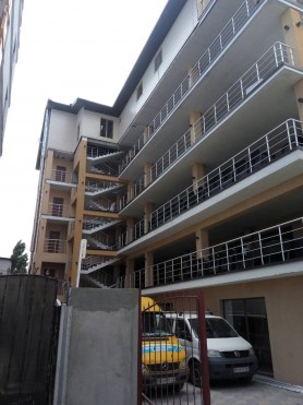 Поручні з алюмінію на балкон круглий профіль колір срібло