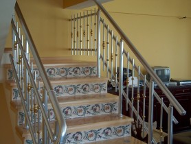 Алюмінієві поручні на ганок з круглим профілем колір срібло