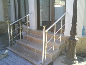 Алюмінієві поручні на ганок круглий поручень колір срібло