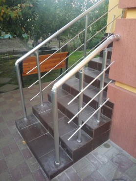 Алюмінієві поручні на ганок з круглим профілем колір срібло