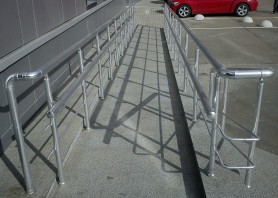 Поручні на ганок з анодованого алюмінію