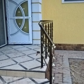 Алюмінієві перила на ганок круглий поручень колір бронза