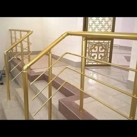 Поручні алюмінієві на ганок круглий профіль колір золото