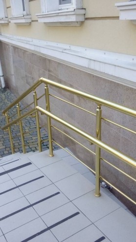 Поручні алюмінієві на ганок круглий профіль колір золото