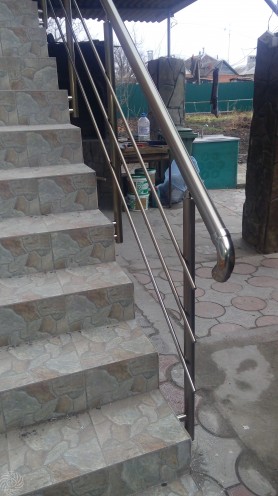 Поручні алюмінієві на ганок круглий профіль колір шампань