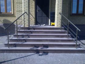 Поручні алюмінієві на ганок круглий профіль колір шампань