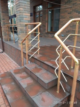 Поручні алюмінієві на ганок круглий профіль колір під дерево