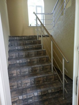 Поручні алюмінієві на сходи круглий профіль колір срібло з прутиками