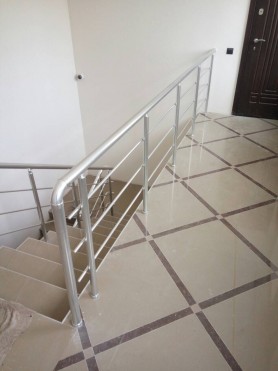 Поручні алюмінієві на сходи круглий профіль колір срібло