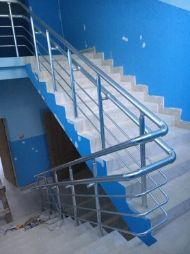 Поручні алюмінієві на сходи круглий профіль колір срібло