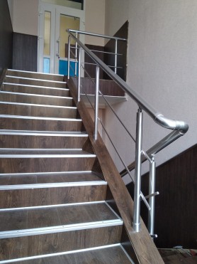 Поручні для сходів з алюмінію з круглим профілем колір срібло з прутиками