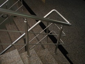 Поручні для сходів з алюмінію з круглим профілем колір срібло з прутиками