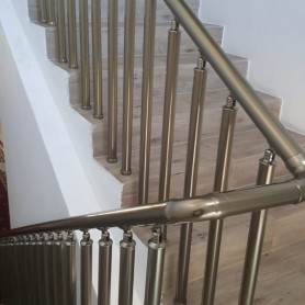 Поручні алюмінієві для сходів з круглим профілем колір шампань без прутиків