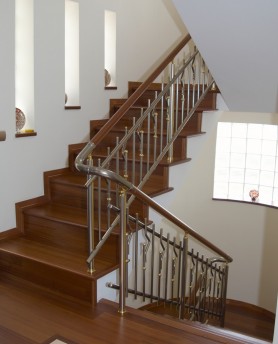 Поручні для сходів з алюмінію круглий профіль колір шампань з вертикальними прутиками