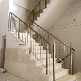 Поручні для сходів з алюмінію з круглим профілем колір шампань з вертикальними прутиками