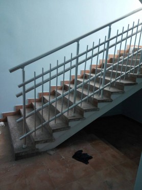 Поручні алюмінієві на сходи круглий профіль колір срібло з вертикальними прутиками