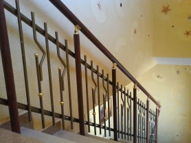 Поручні для сходів з алюмінію з круглим профілем кольору шампань з вертикальними прутиками та стійкою та поручнем під дерево