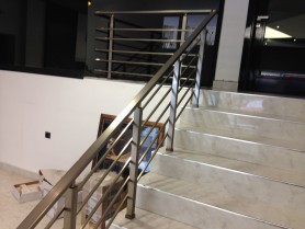 Поручні для сходів з алюмінію з квадратним профілем колір срібло з прутиками