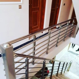Поручні алюмінієві на сходи квадратний профіль колір шампань з прутиками