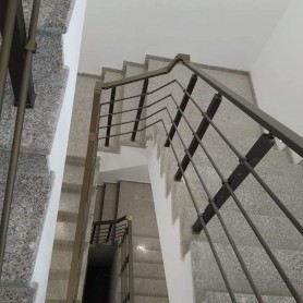 Поручні алюмінієві на сходи квадратний профіль колір шампань з прутиками