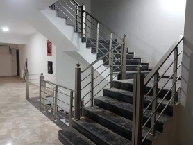 Поручні для сходів з алюмінію з квадратним профілем колір шампань з прутиками