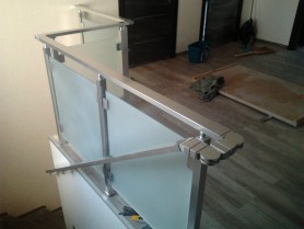 Поручні алюмінієві на сходи квадратний профіль колір срібло зі склом